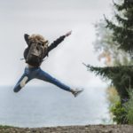 Springende Frau